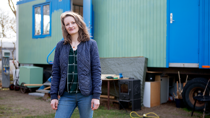 34-årige Astrid bor i skurvogn: Her finder jeg fred