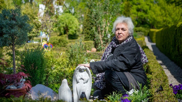 Mor sidder ved sin datters gravsted