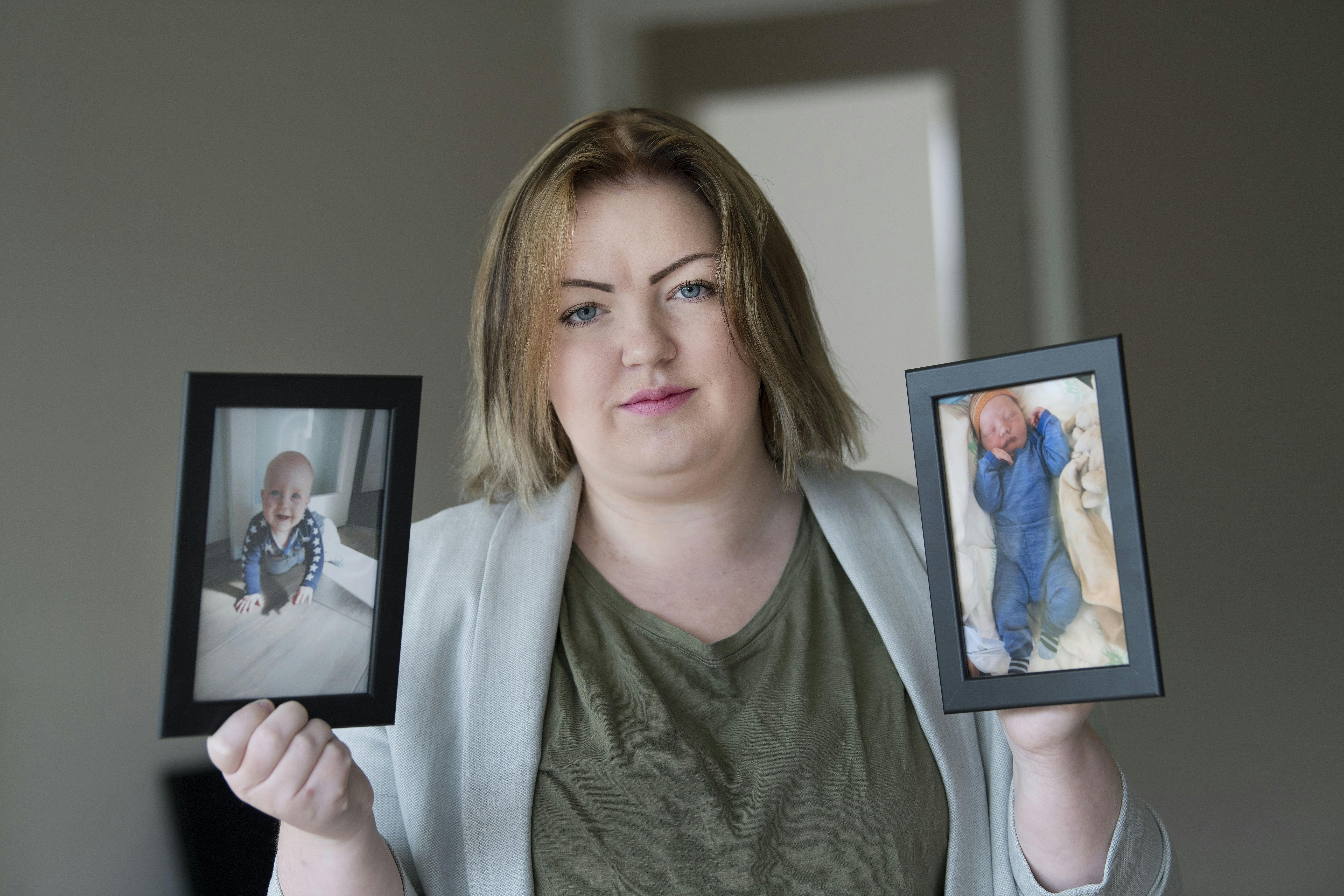 Natasja Boyle, 20, med fotos af sine to børn.