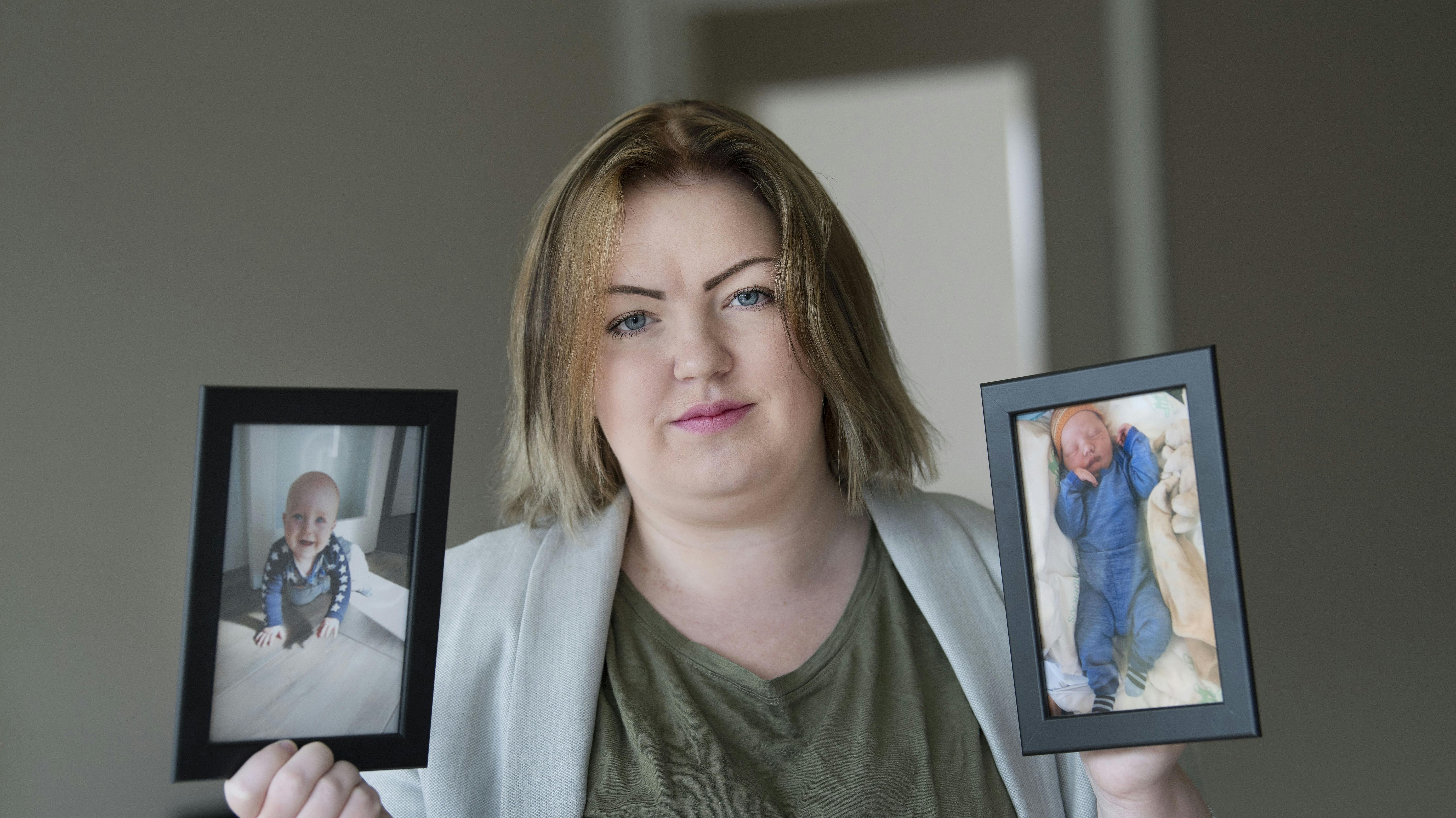 Natasja Boyle, 20, med fotos af sine to børn.