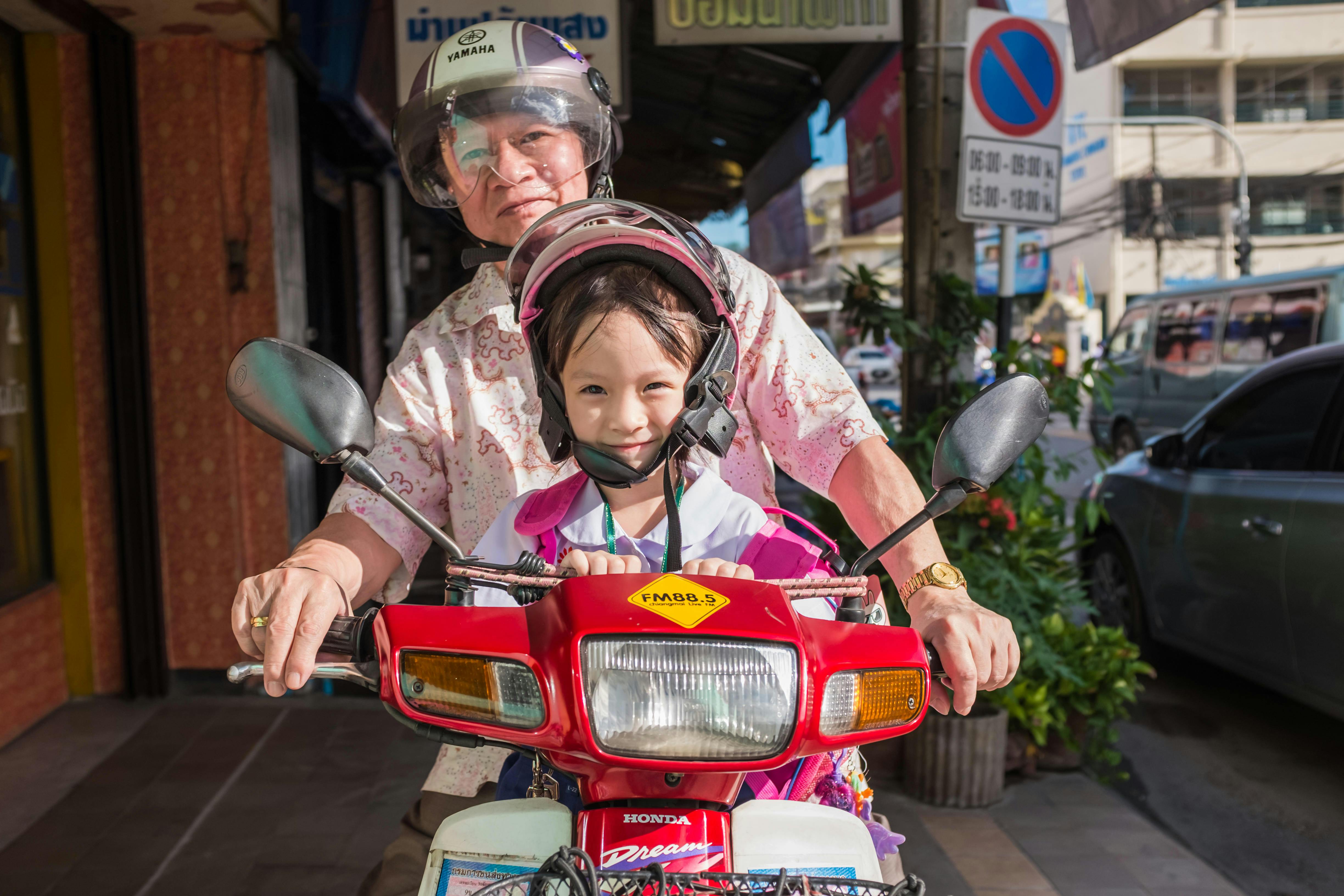 mor og barn I Hua Hin på scooter 