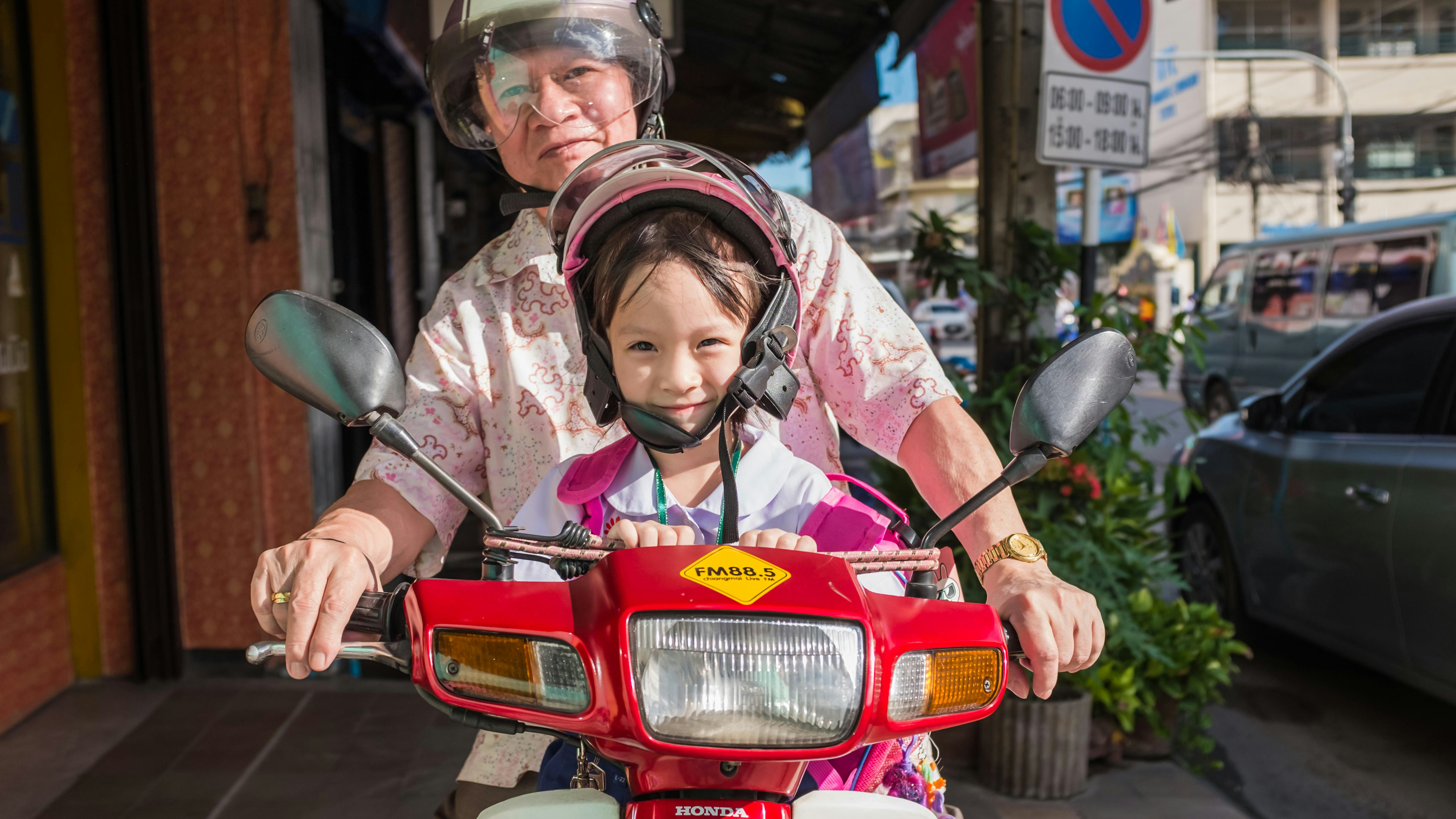 mor og barn I Hua Hin på scooter 