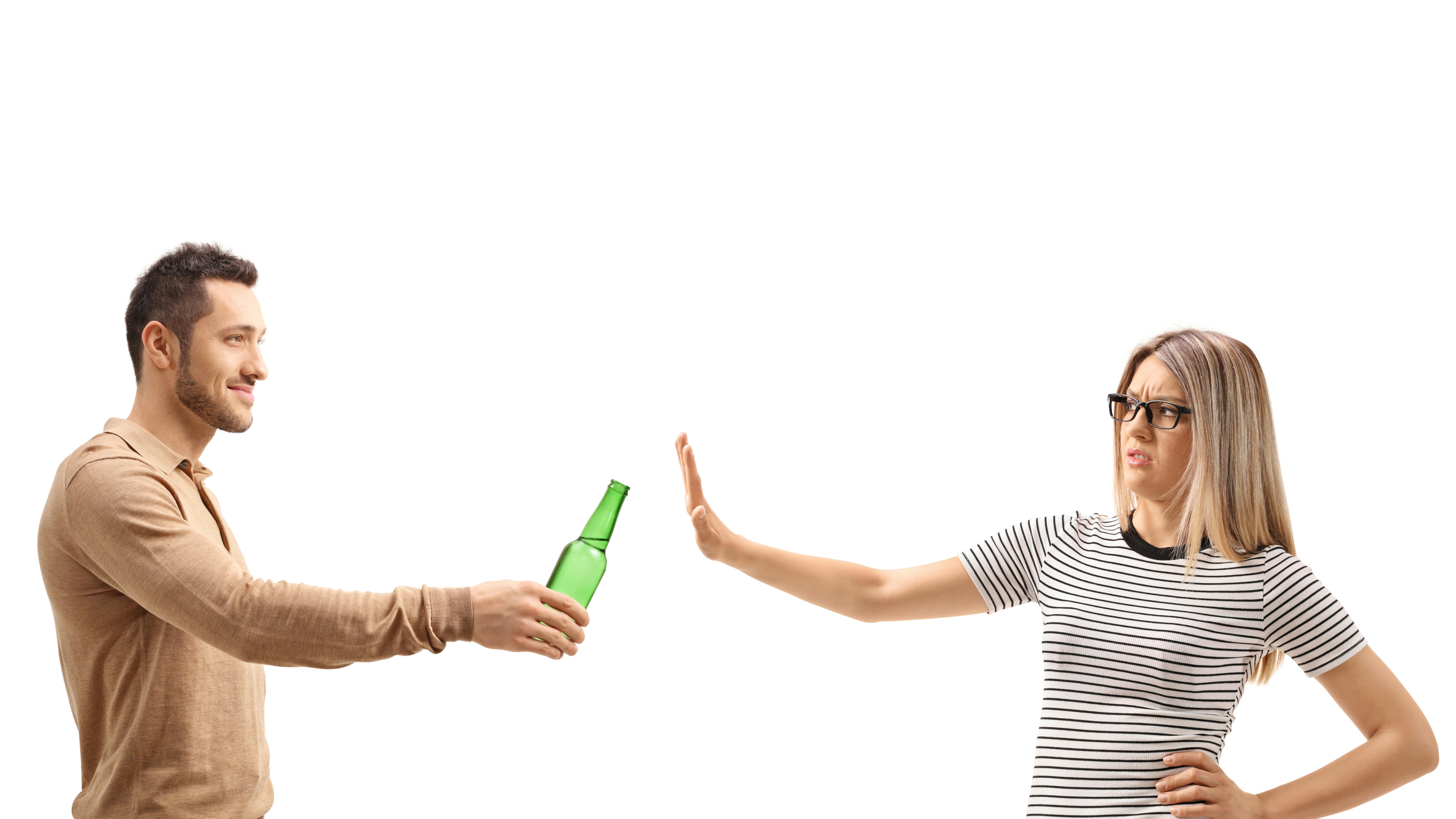 En mand holder en ølflaske frem med en kvinde