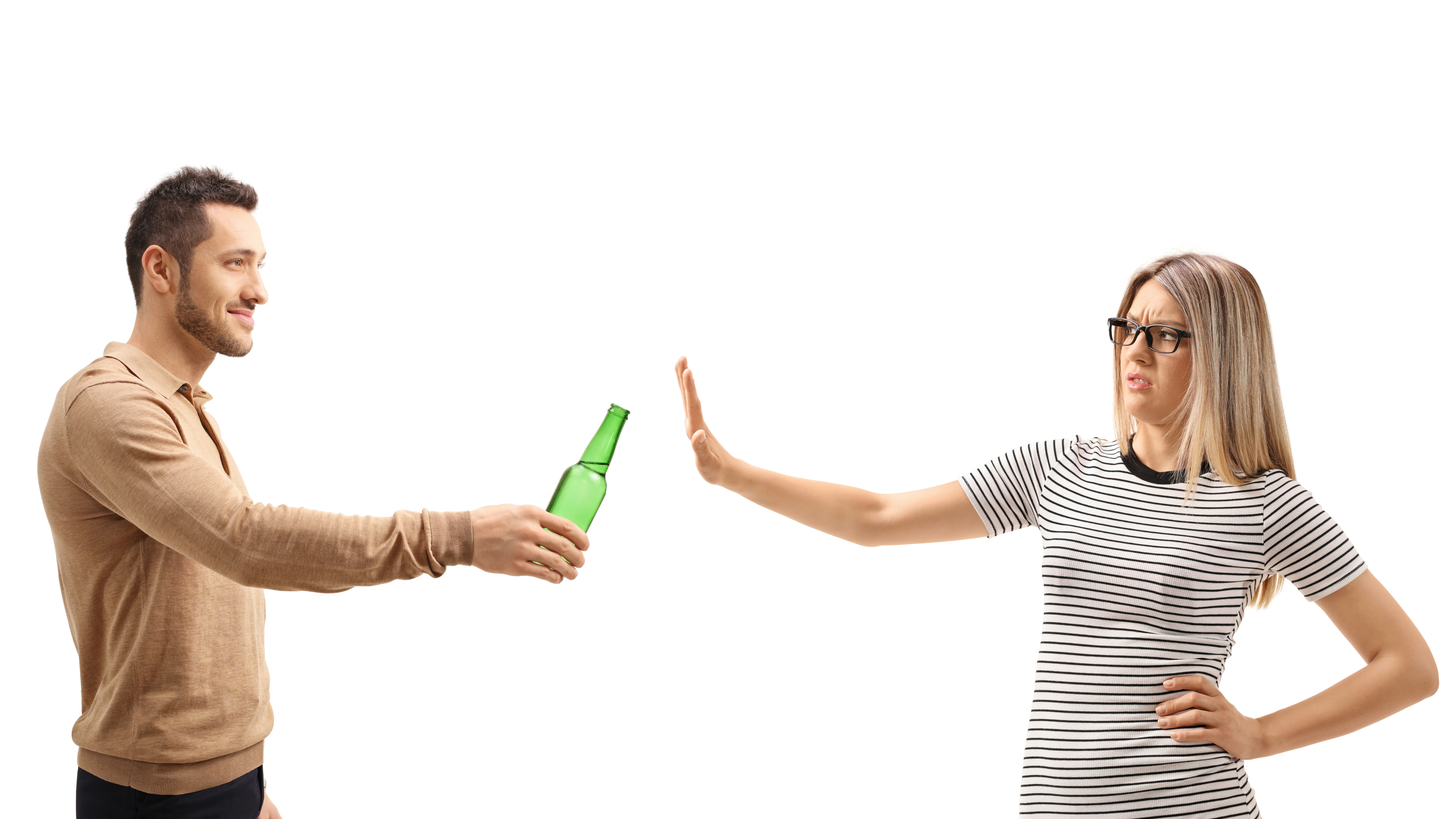 En mand holder en ølflaske frem med en kvinde