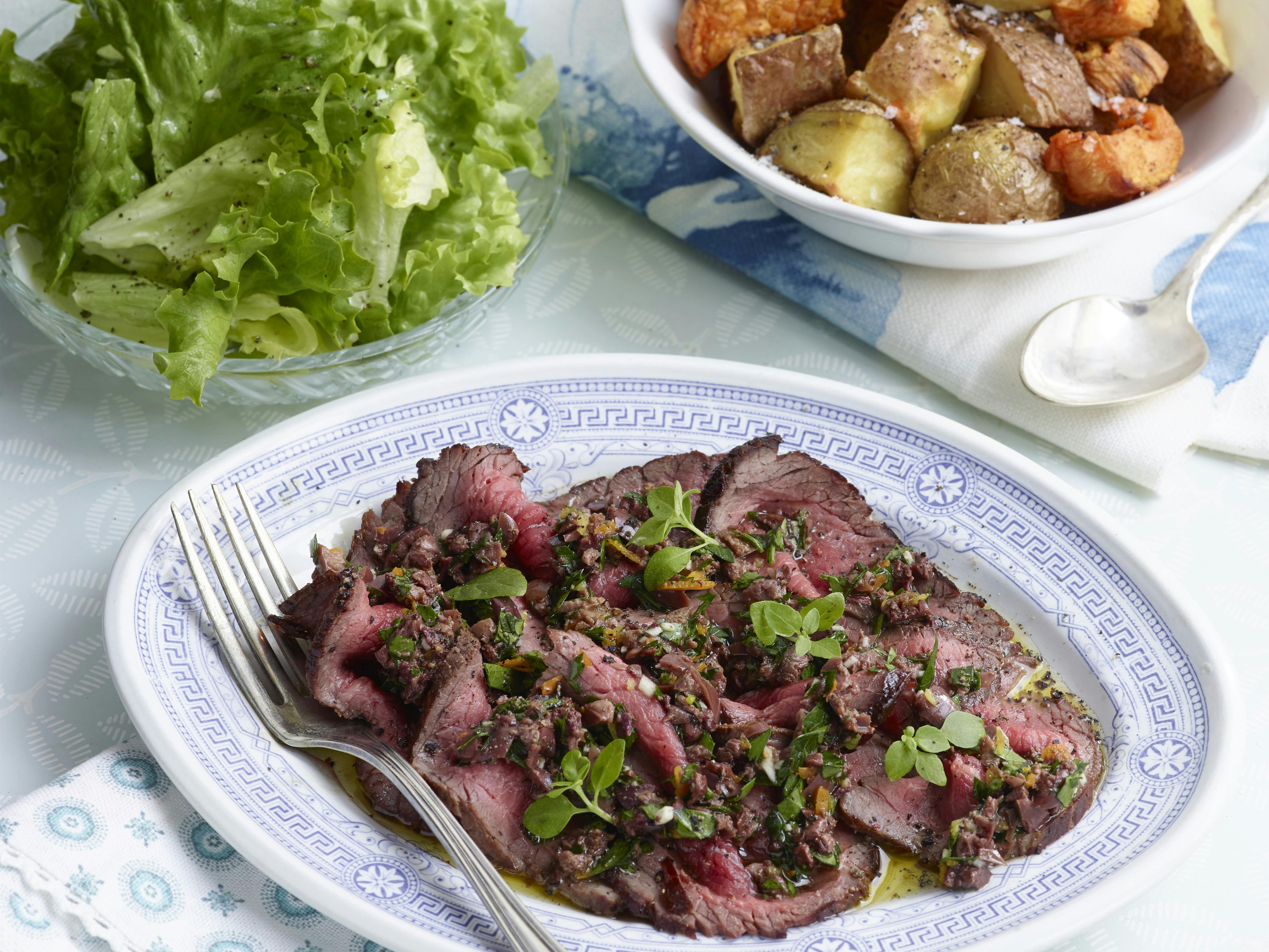 https://imgix.udeoghjemme.dk/media/article/5_til_hverdag_18_roastbeef_med_olivensauce-1_1.jpg