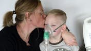 Frederik på 6 år, som lider af en lungesygdom, sammen med sin mor