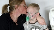 Frederik på 6 år, som lider af en lungesygdom, sammen med sin mor