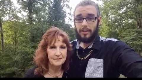 Gary og Almeda Hardy er kærester trods stor aldersforskel på 54 år