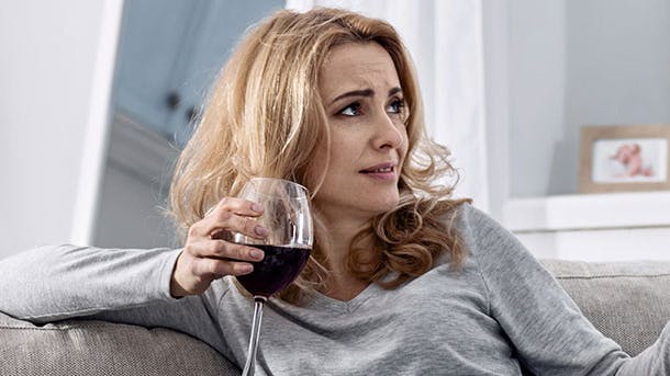 Kvinde med et glas rødvin