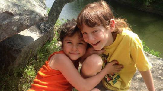 Rafi på 10 år og Dvora på 6 år er opvokset i en verden, hvor de har lov til at være børn uden at voksne hele tiden overvåger dem. 