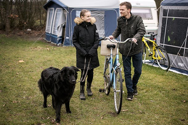 Mand og kvinde på campingplads