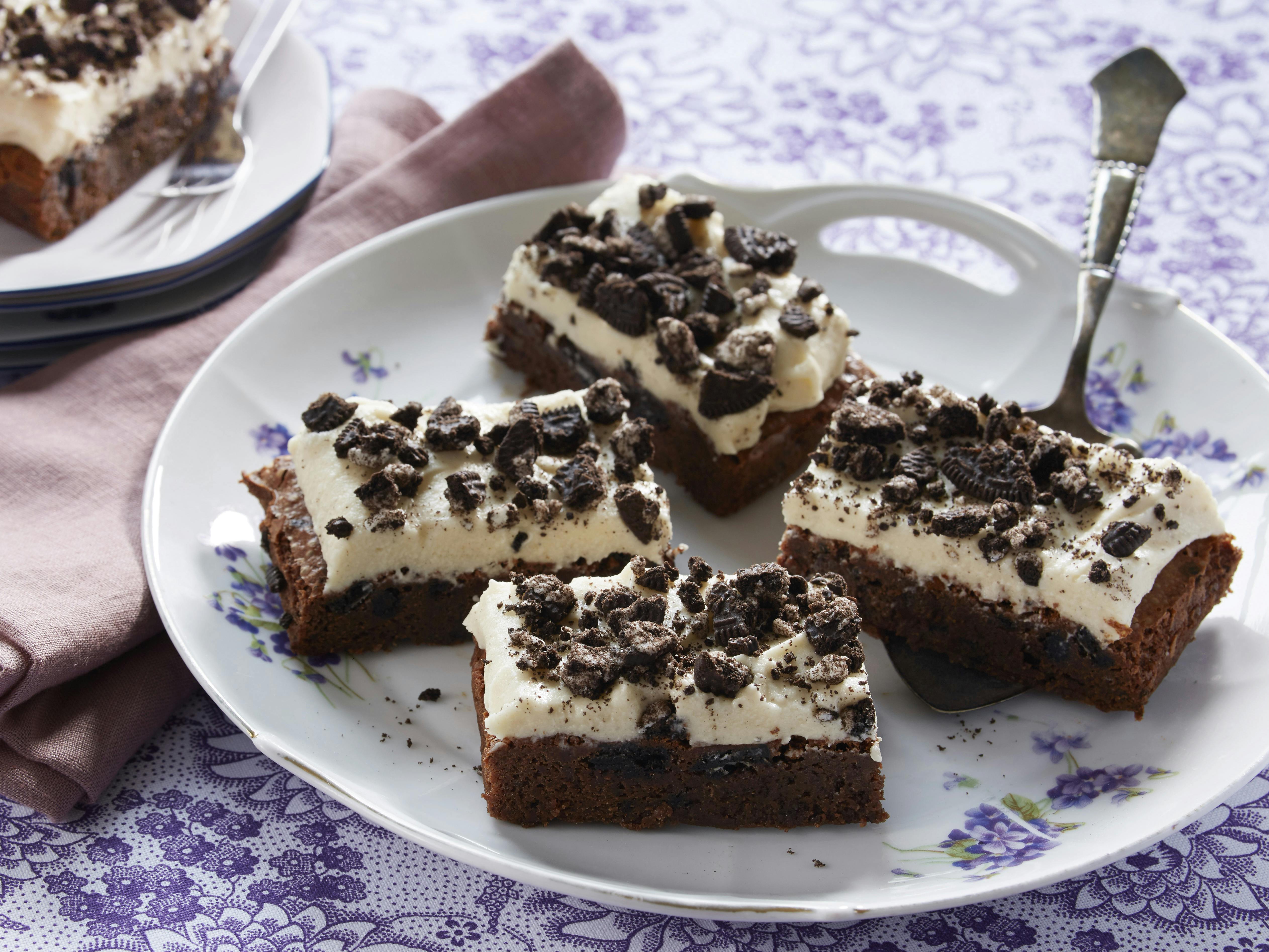 Cheesecake med chokoladebund og topping af ostecreme med Oreo