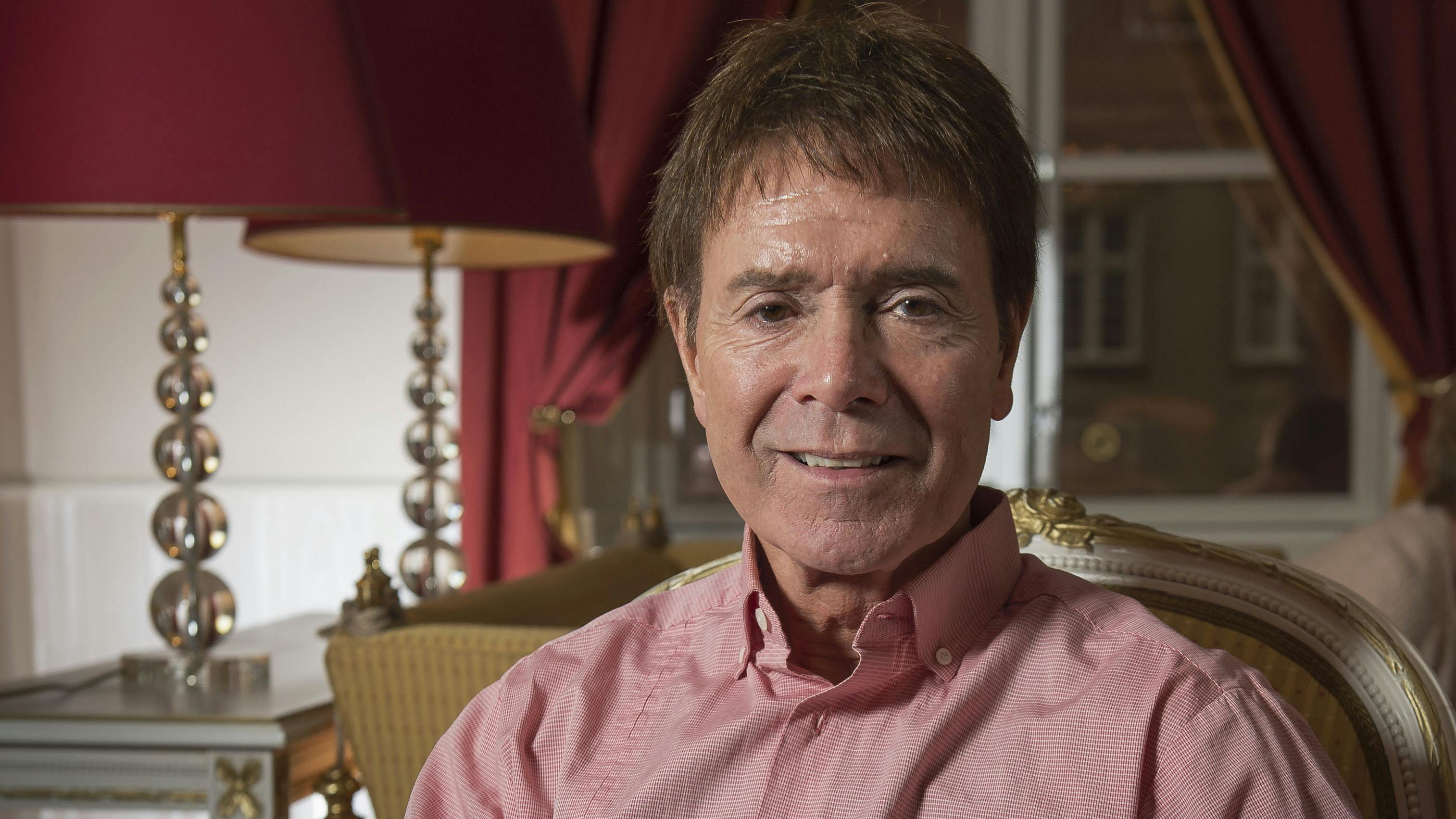 Cliff Richard, 75 år, er mistænkt for sexovergreb mod en dreng.