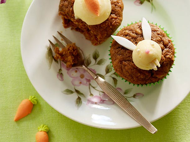 Påske-cupcakes med gulerod og fin påskepynt lavet på smørcreme