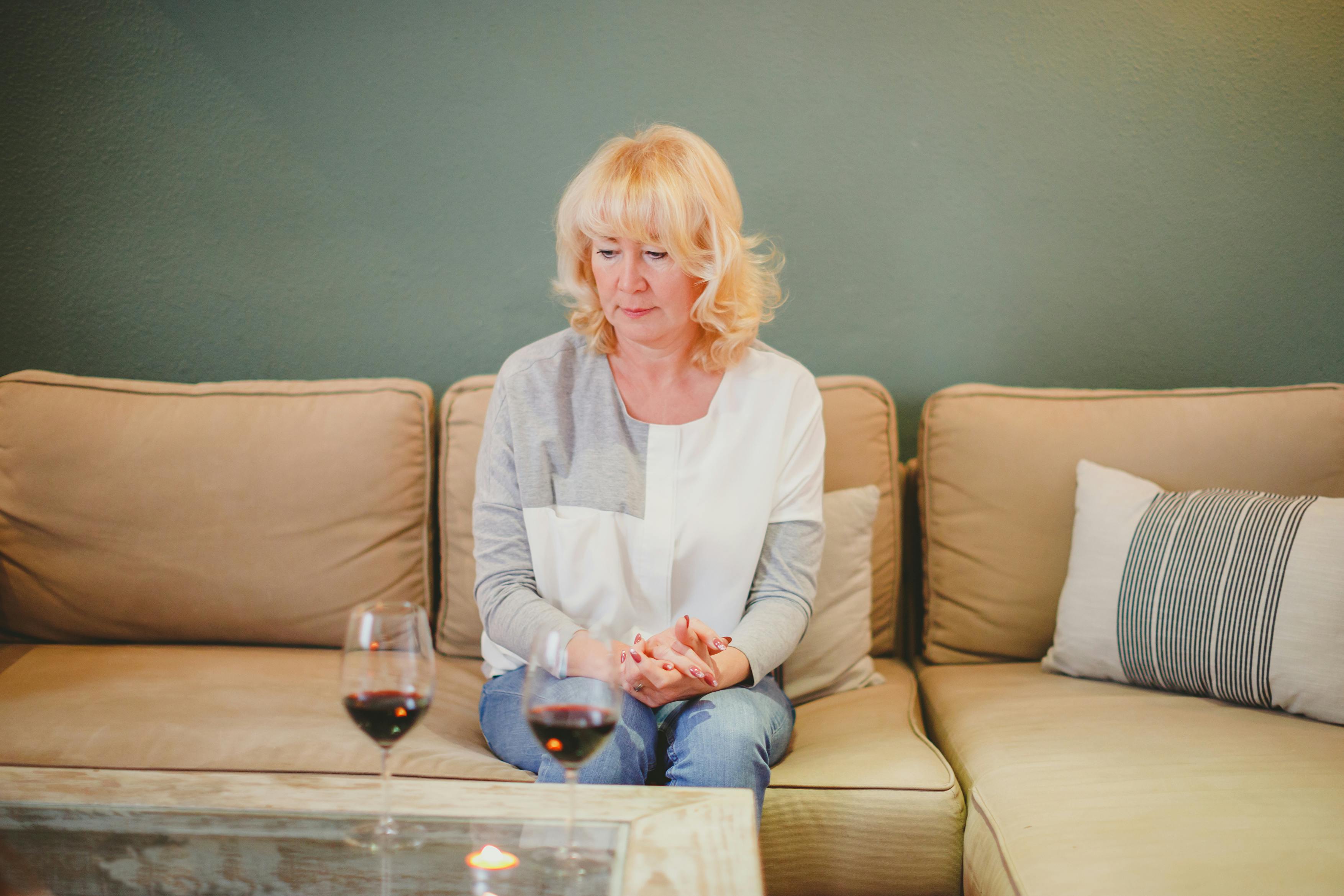 En kvinde sidder i sofaen