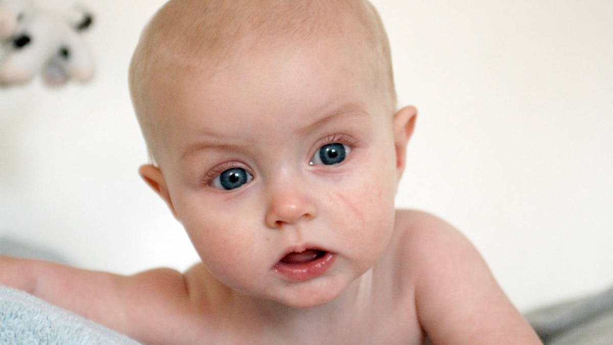 Lille baby ligger på maven