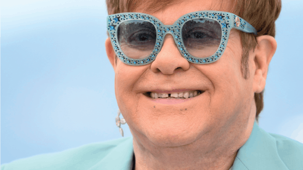 Elton John: Fjer, glitter og powerpiano