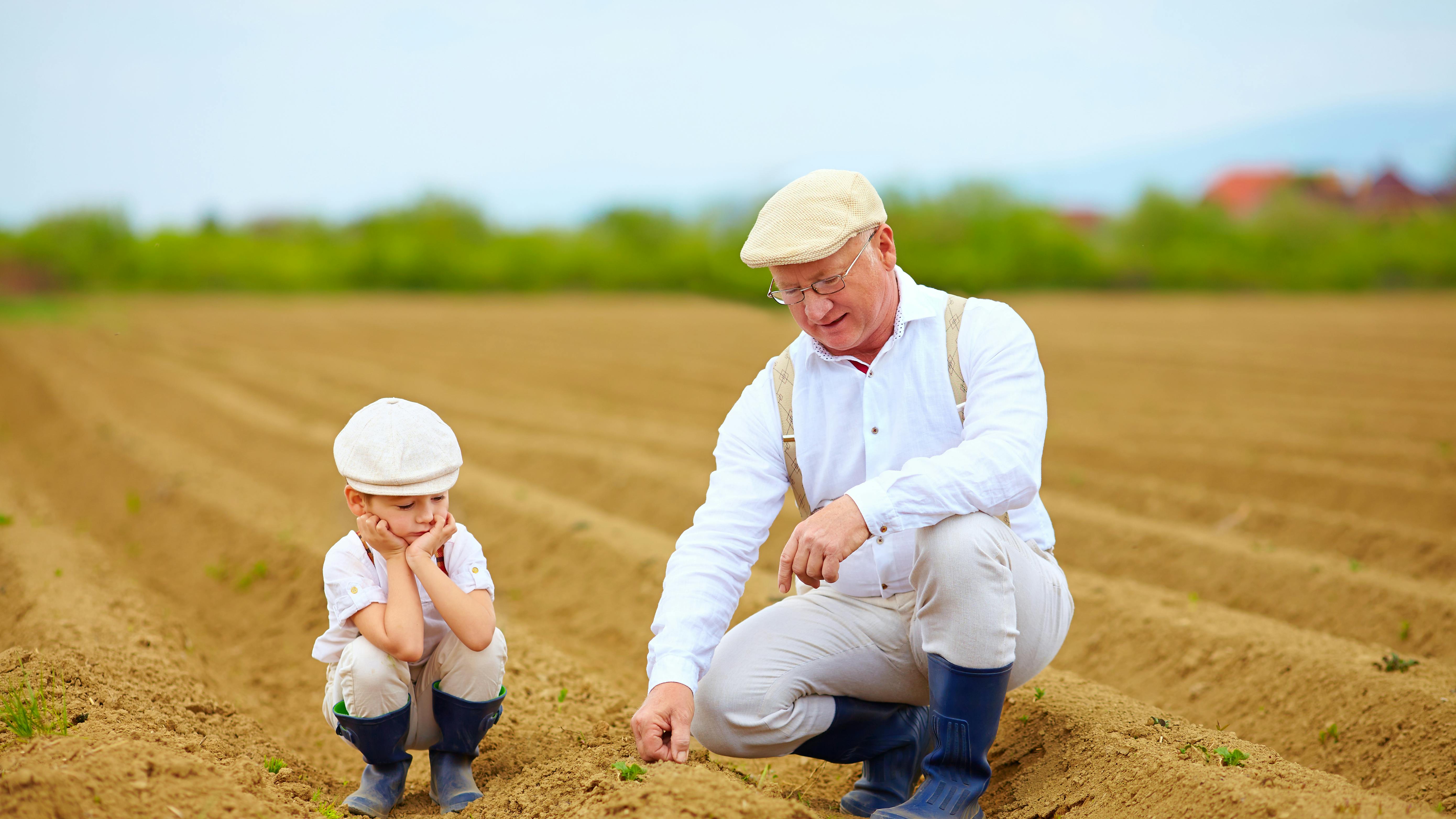 Farfar er i marken med sit barnebarn 