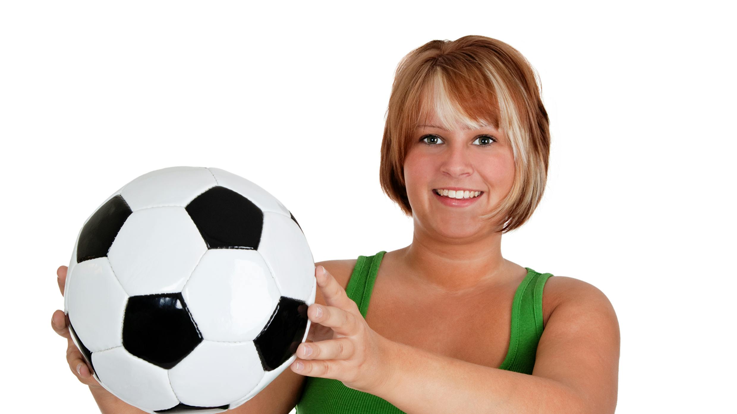 Kvinde holder fodbold i hænderne