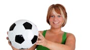 Kvinde holder fodbold i hænderne