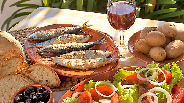 Grillet fisk, salat og vin i Cascais
