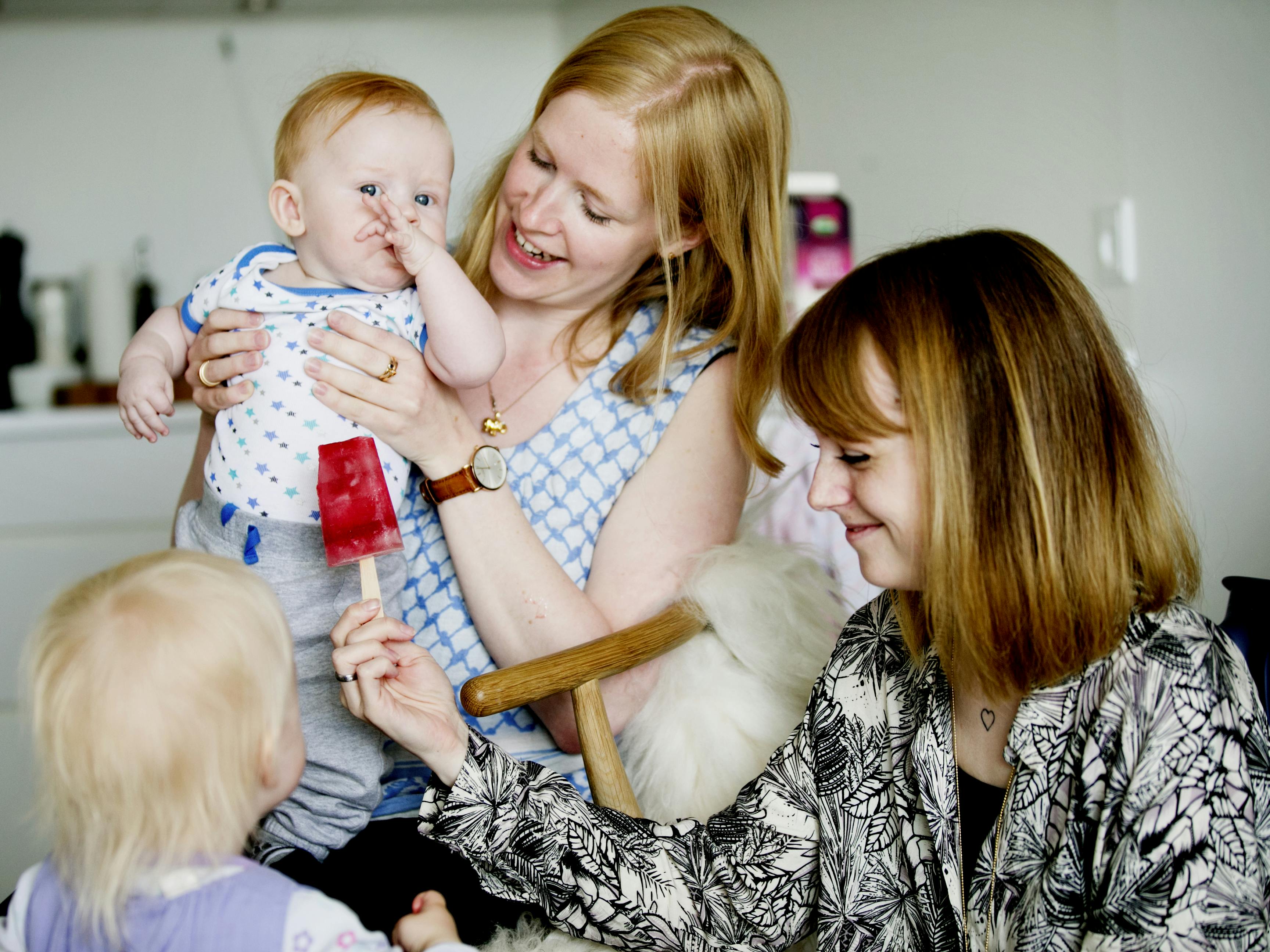 Maja Vase og Anne Moltke med deres børn Kaj og Sia 