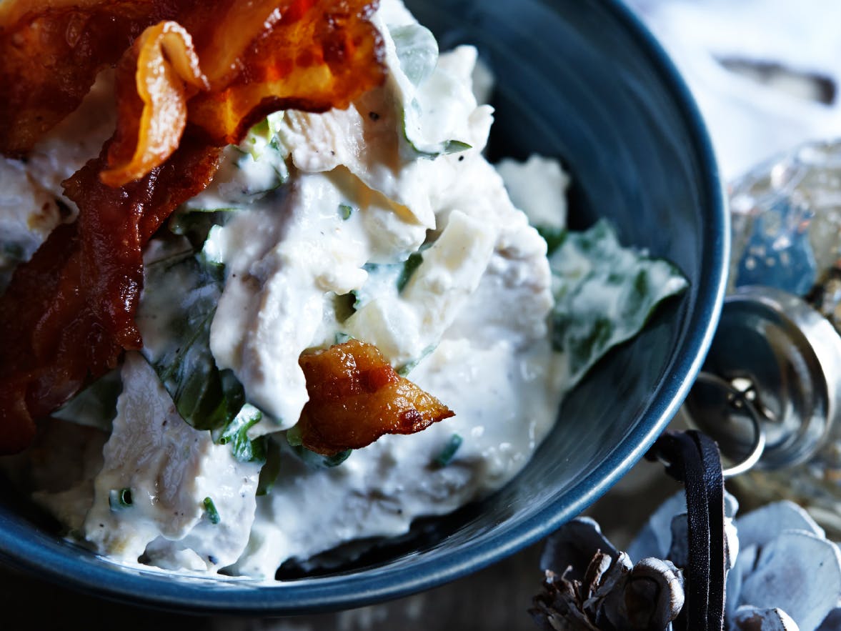 Hjemmelavet hønsesalat med asparges i rygeostdressing med sprød bacon