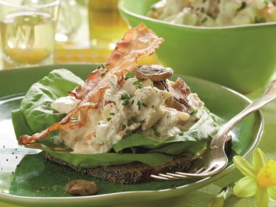 Hjemmelavet hønsesalat med æble, sprød bacon og stegte svampe