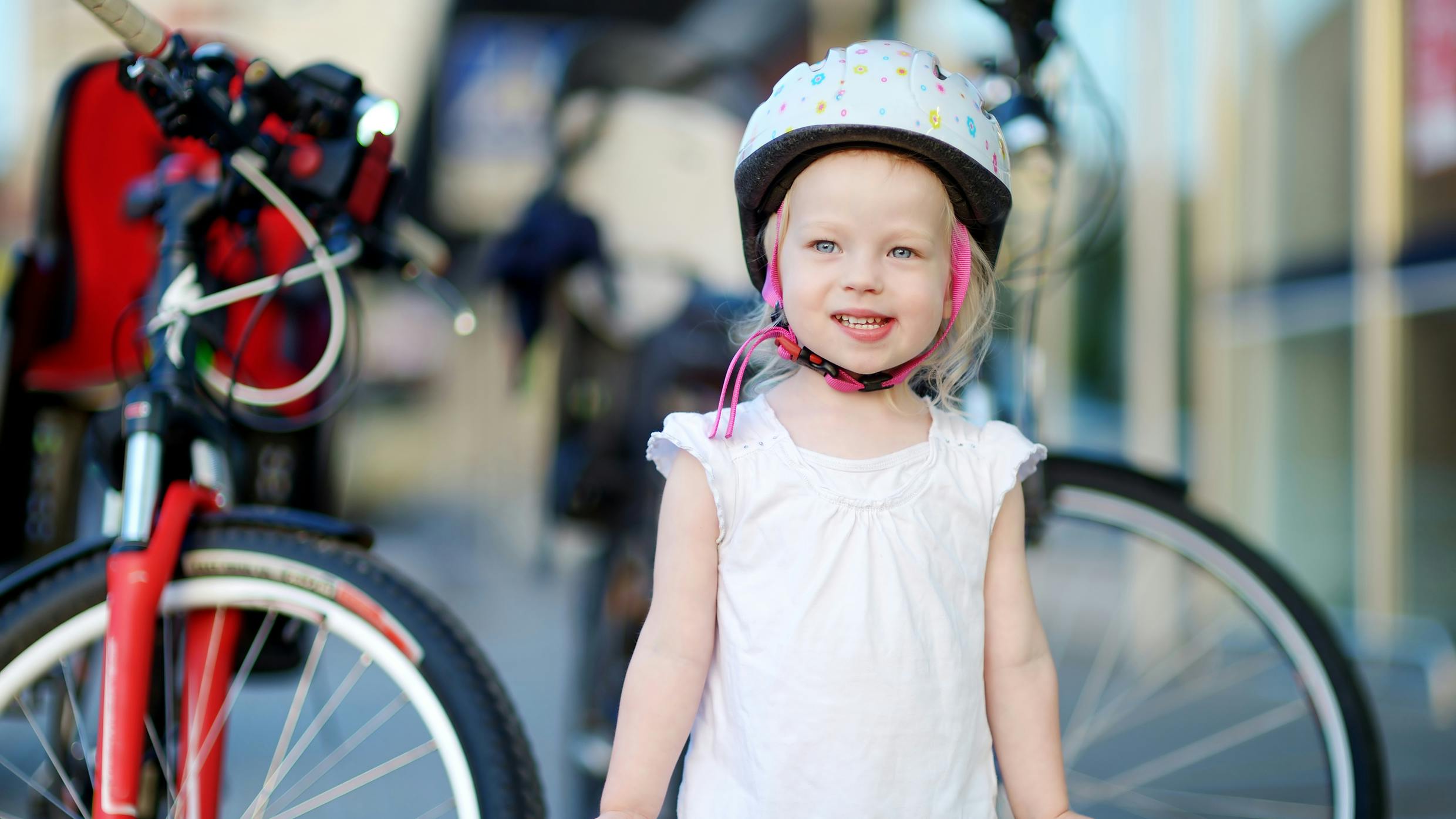 Lille pige har cykel hjelmen på