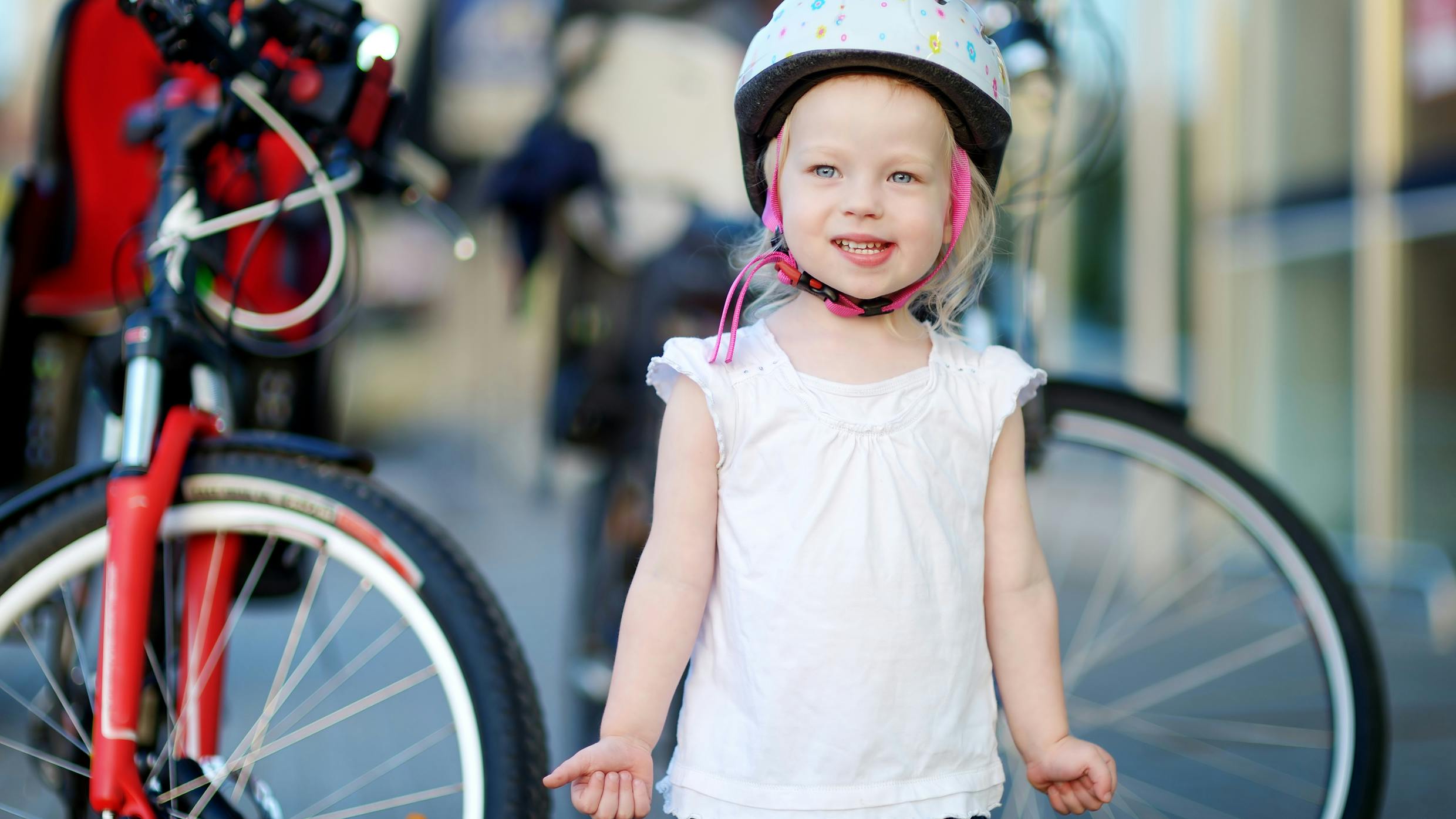 Lille pige har cykel hjelmen på