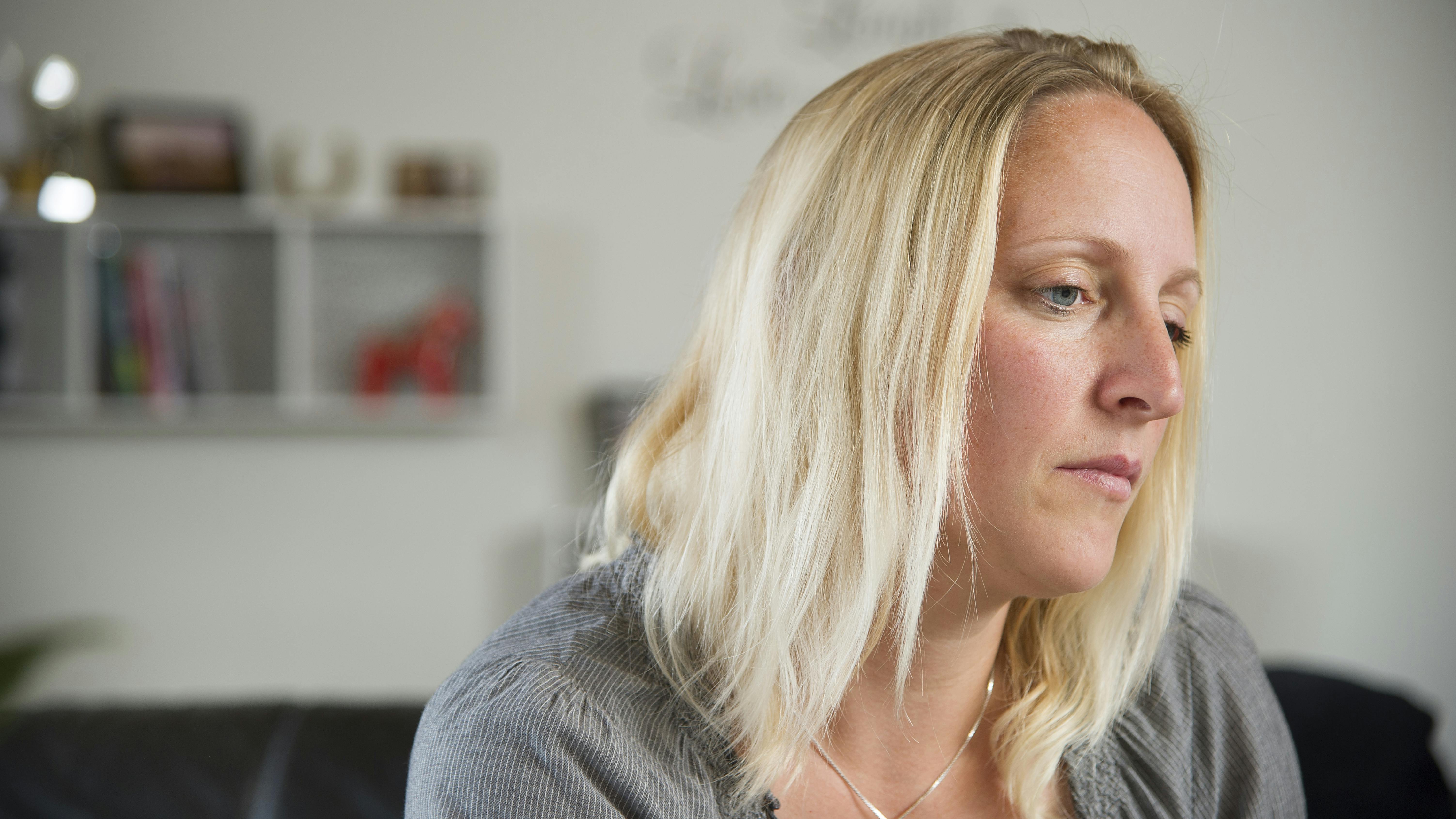 Inge Sadolin aner ikke, hvordan hun skal hjælpe sin 15-årige søn, der ryger hash hver dag. Han har ikke været i skole i snart halvandet år. 