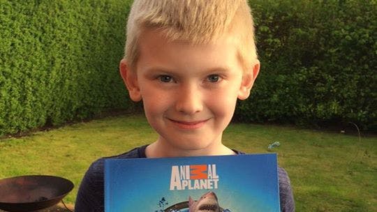 Jonas på 8 år med dyrebog fra Føtex