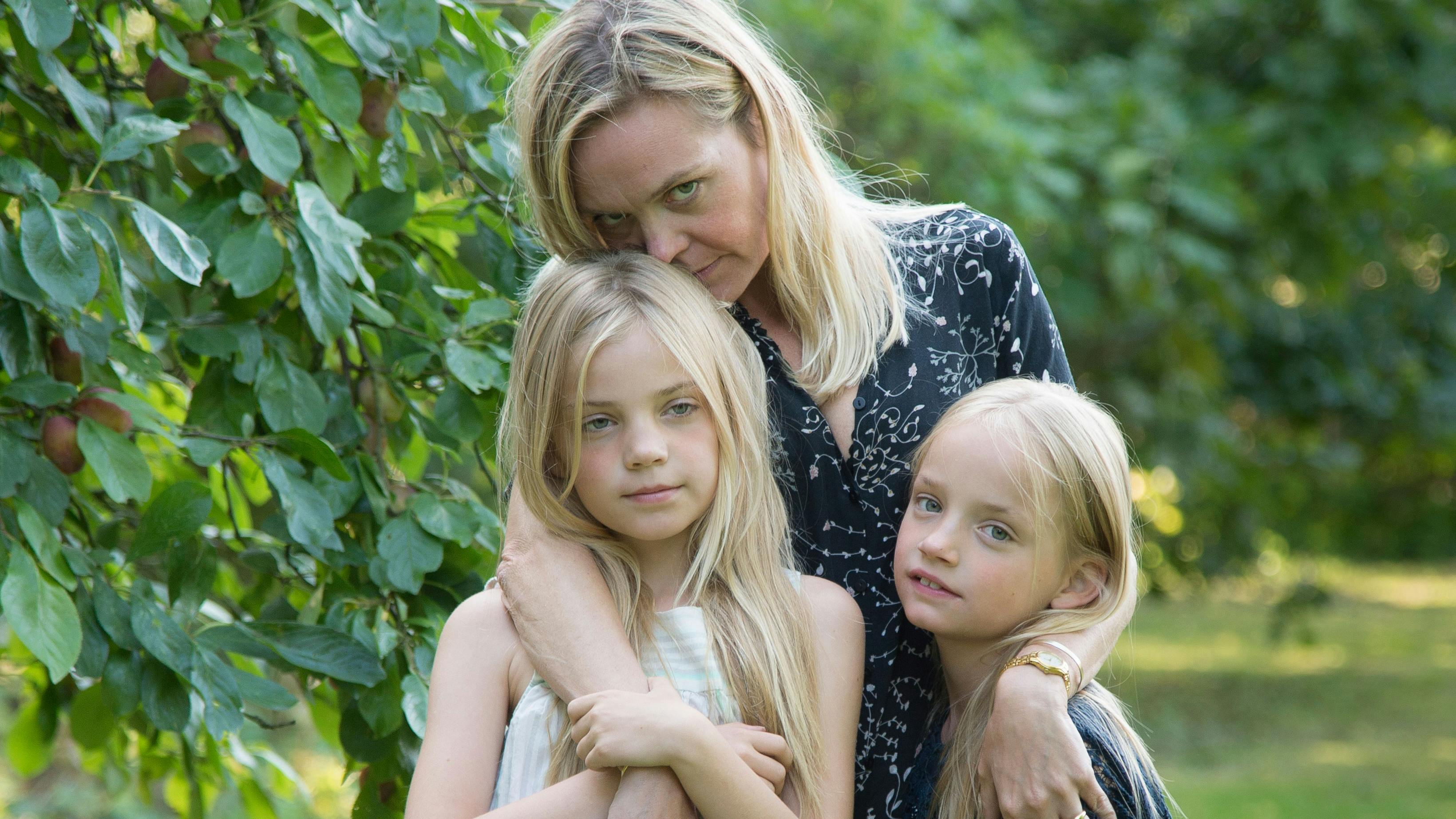 Karin Heurlin med sine døtre efter skilsmisse