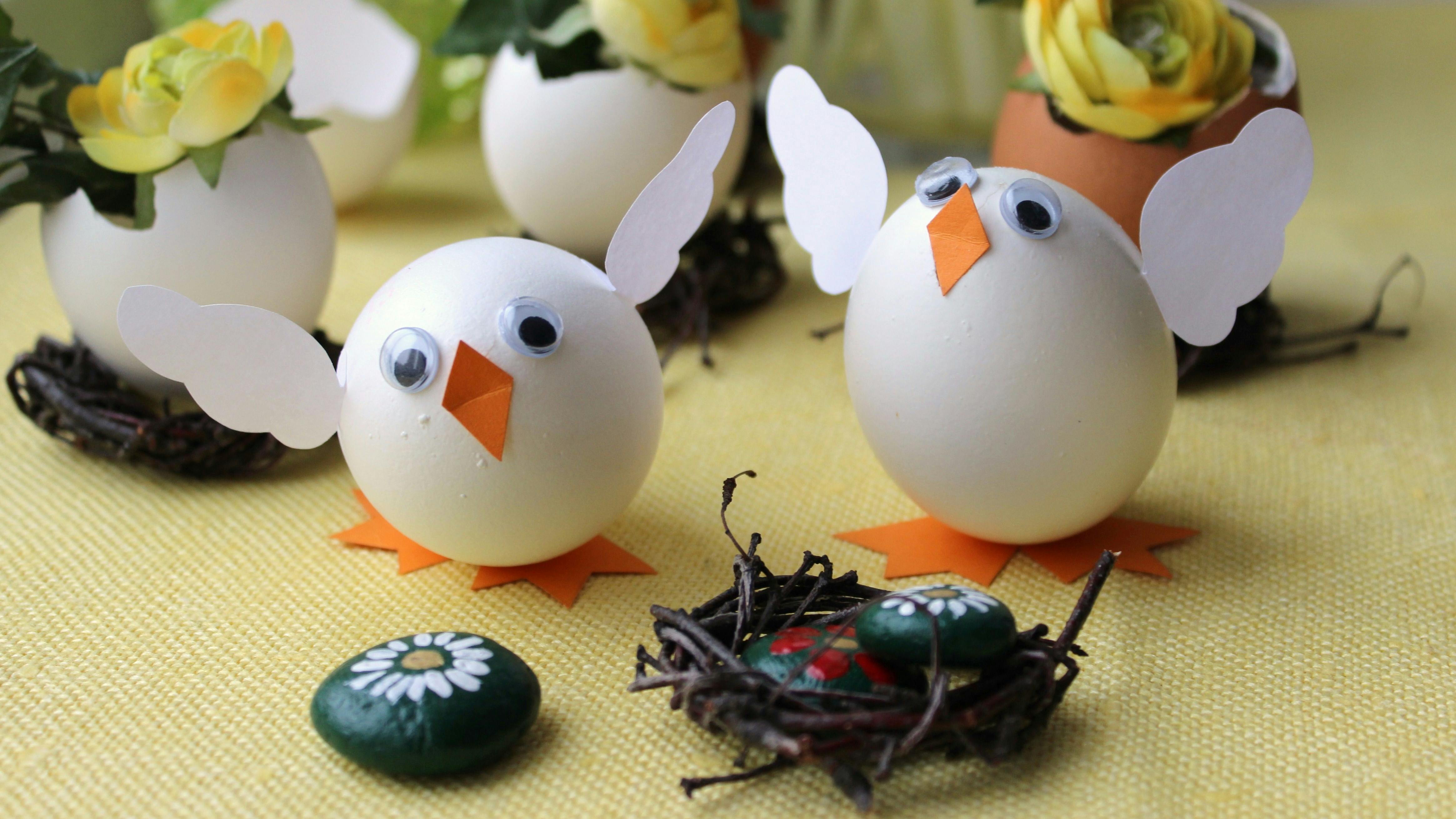 Kreative Idéer til påske.  Lav selv små, nuttede påskekyllinger. Du skal bruge udpustede æg, karton, lim og rulleøjne.