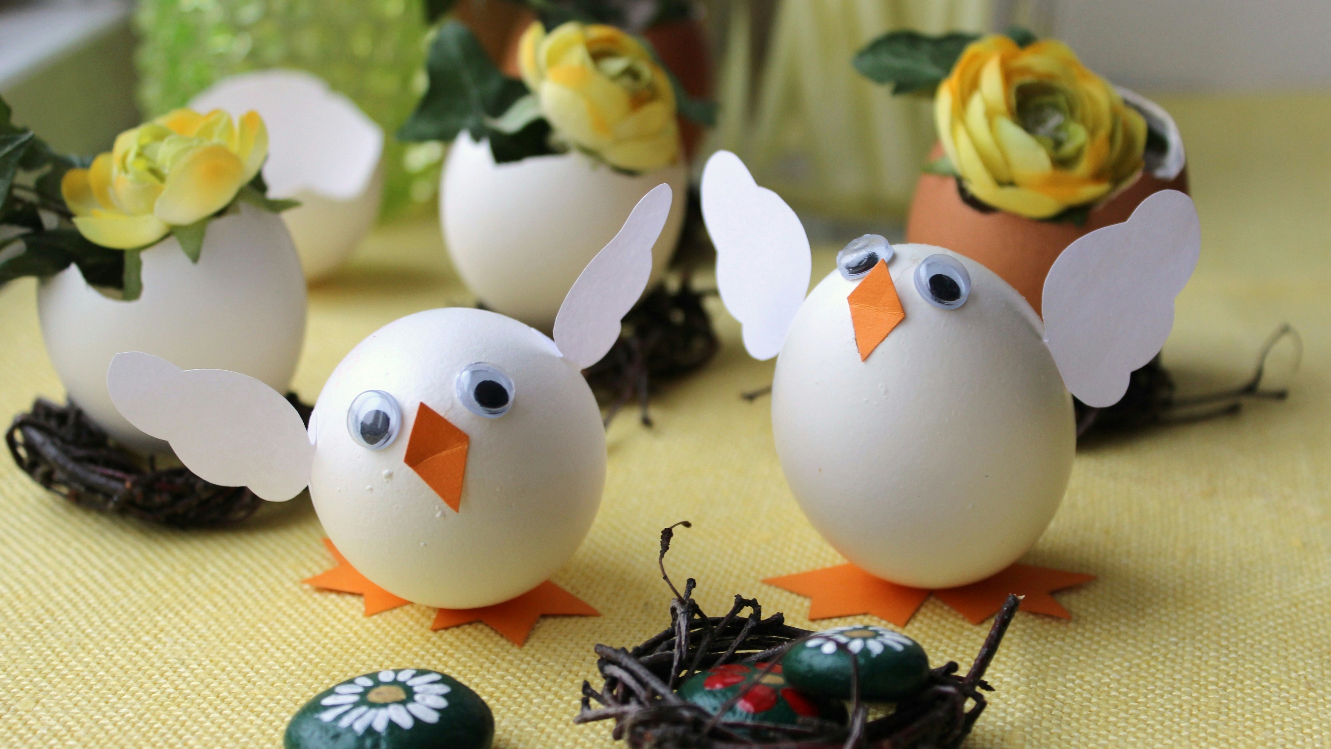 Kreative Idéer til påske.  Lav selv små, nuttede påskekyllinger. Du skal bruge udpustede æg, karton, lim og rulleøjne.