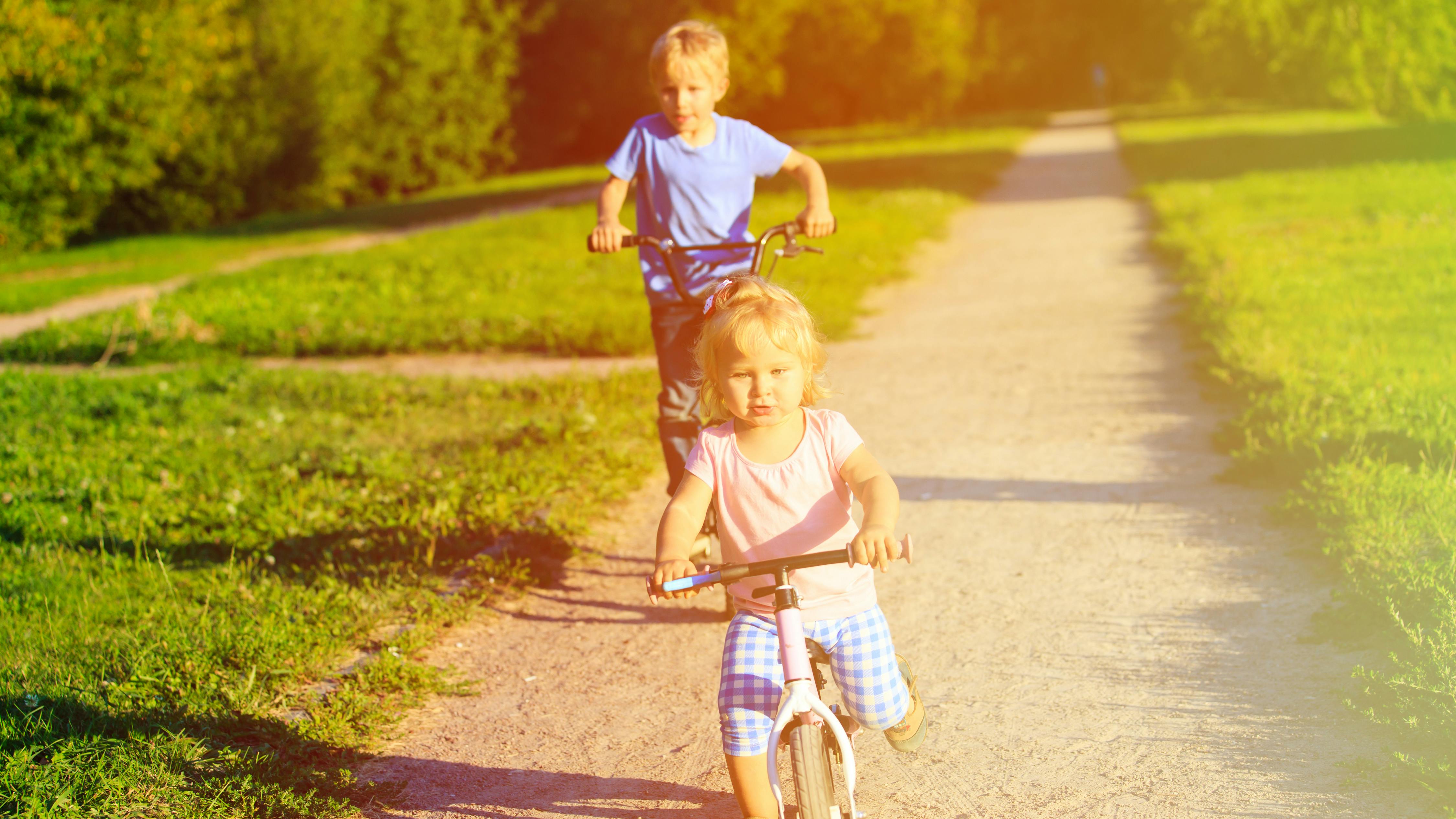 To børn cykler