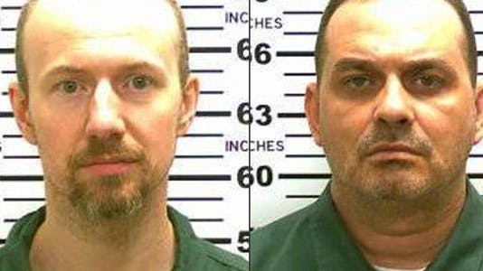 New York State Police har frigivet dette foto af de flygtede mordere. Tv David Sweat og th Richard Matt.&nbsp;