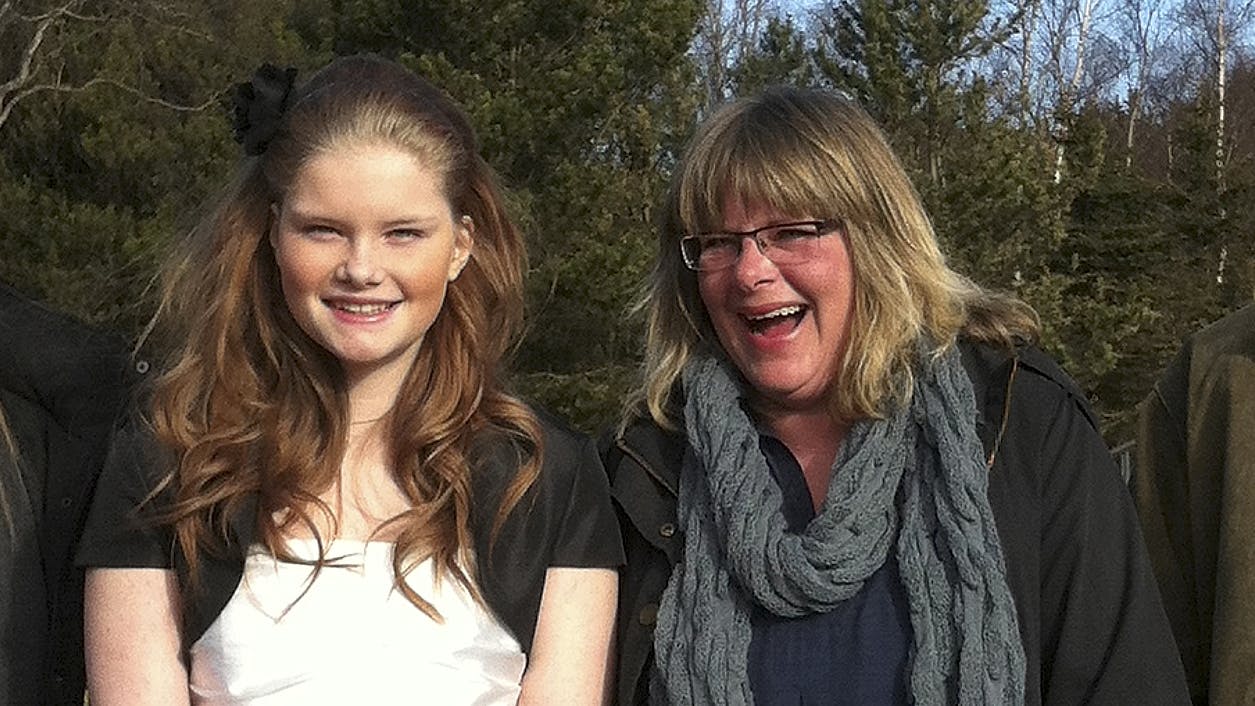 Mor og datter, Tine Rømer Holtegaard og hendes datter Lisa ved Lisas konfirmation. Et år senere dræbte Lisa sin mor.