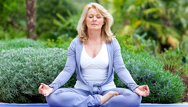 Kvinde der dyrker yoga