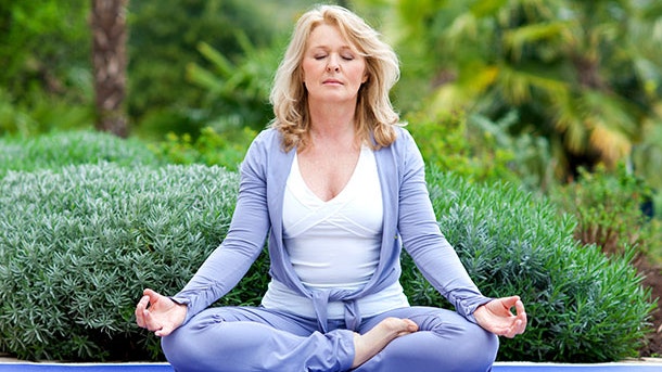 Kvinde der dyrker yoga