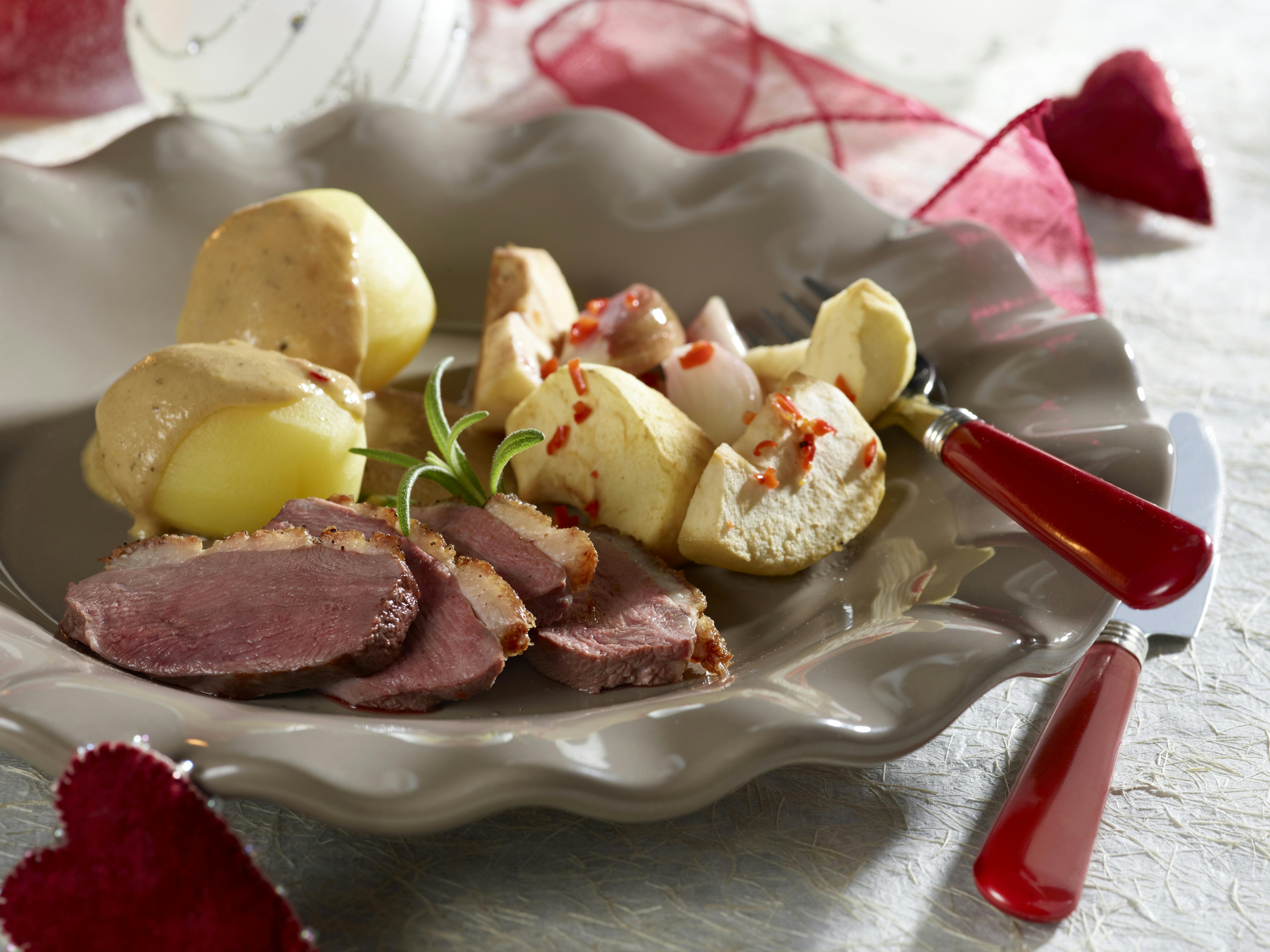 Andebryst i ovn med anderledes tilbehør end rødkål og brun sauce.