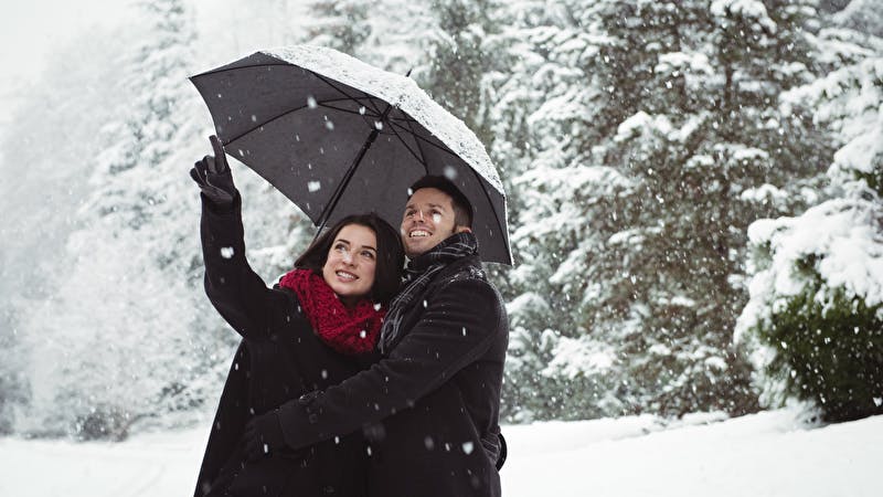 Kvinde og mand i snevejr