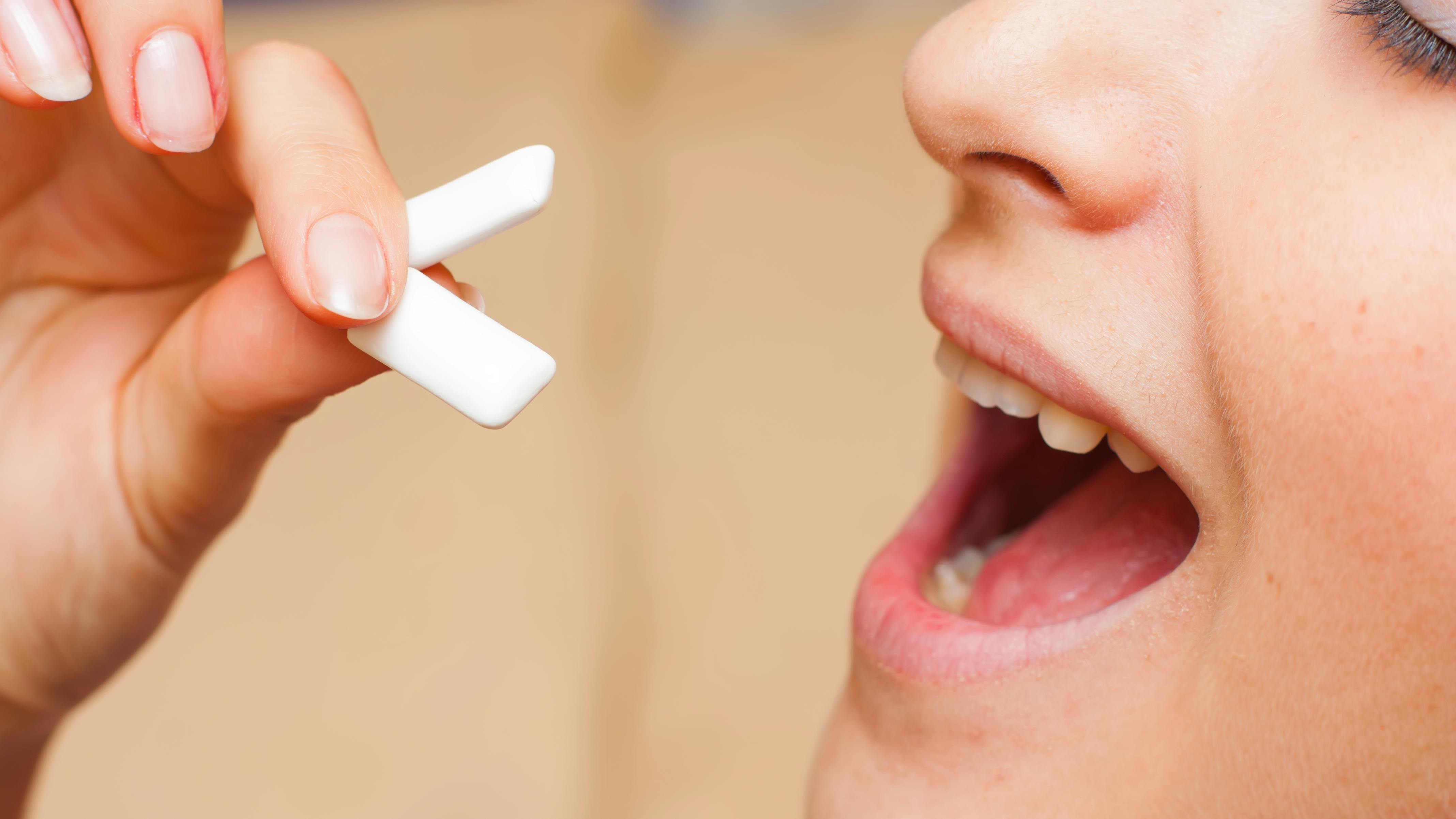 Mint tyggegummi forværrer dårlig ånde. Men der findes madvarer der kan give en frisk ånde 