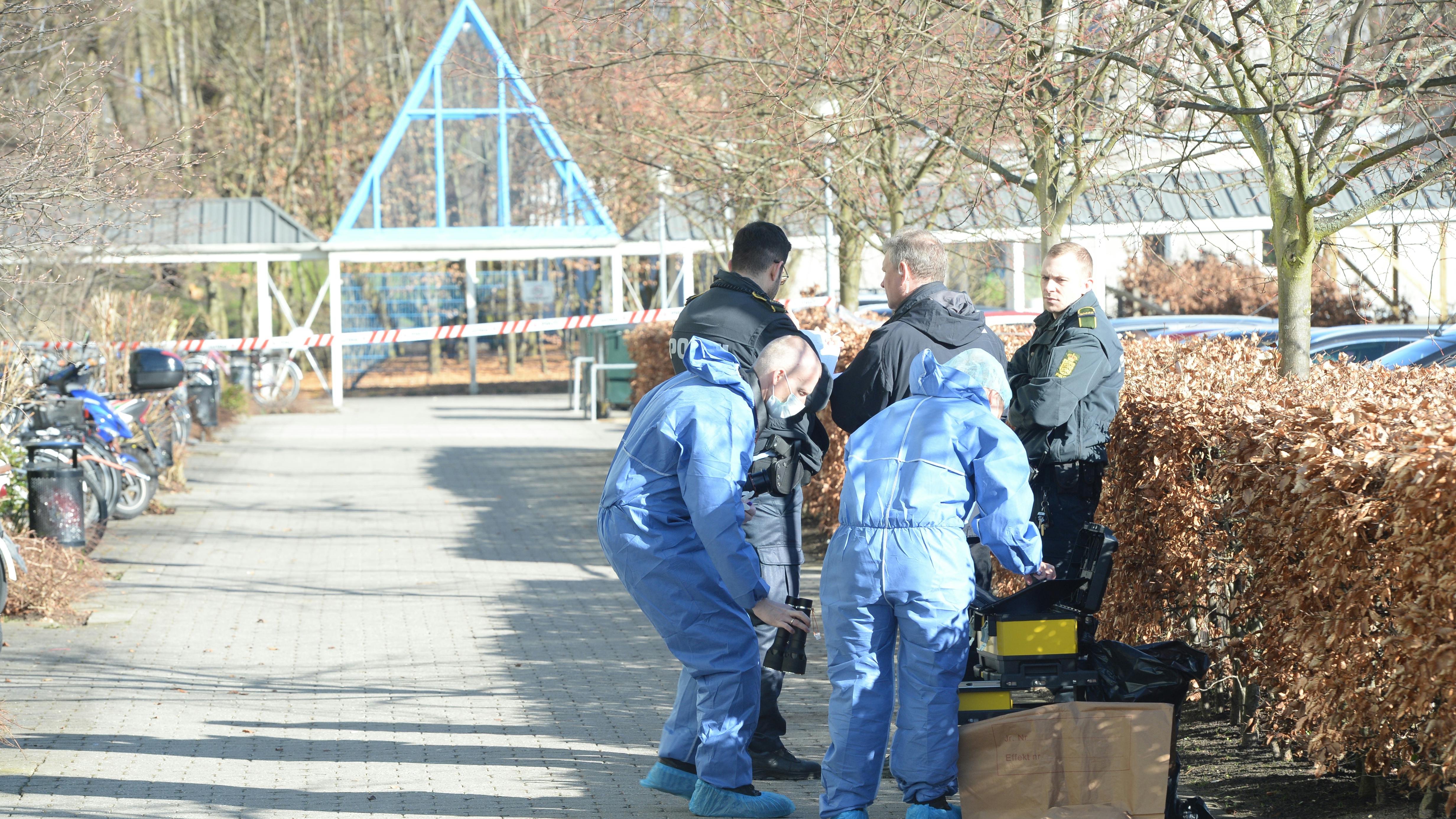 Teknikere og politiassistenter i arbejde for at finde DNA-spor i Værebroparken i Bagsværd. Det var her hittebarnet blev fundet i en affaldsskakt.