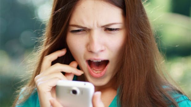 Kvinde er på facebook på sin mobiltelefon. Det kan føre til pykiske lidelser