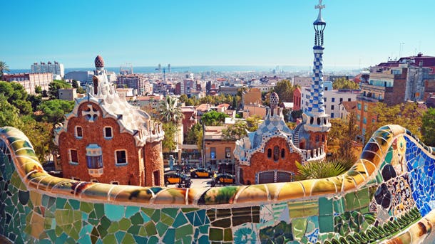 Få gode tips inden du rejser til Barcelona - både til god mad og farverige oplevelser med den sjove arkitektur fra Gaudì.