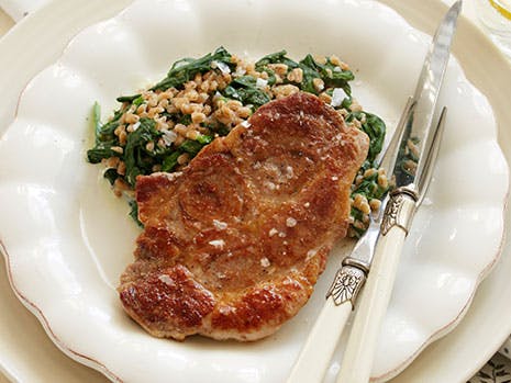 Røde koteletter og salat med perlebyg