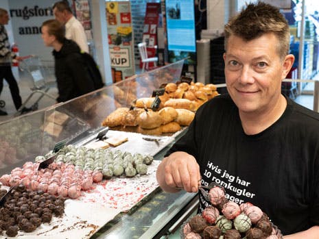 Bager står med romkugler