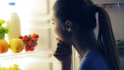 Kvinde der kigger ind i et køleskab