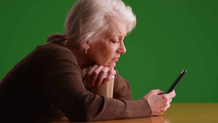 En kvinde kigger på sin telefon